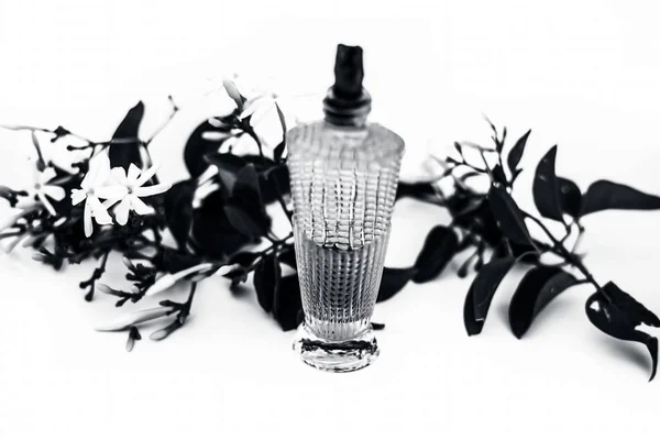 Zbliżenie Sprayu Lub Perfum Indyjskiego Kwiatu Jaśminu Lub Juhi Lub — Zdjęcie stockowe