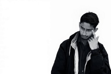 Kahverengi renkli gömlek giyen genç bir sakal adam portre çekimi ve siyah renkli ceket ciddi bir konu üzerinde bir el işaret işaret ile düşünme.