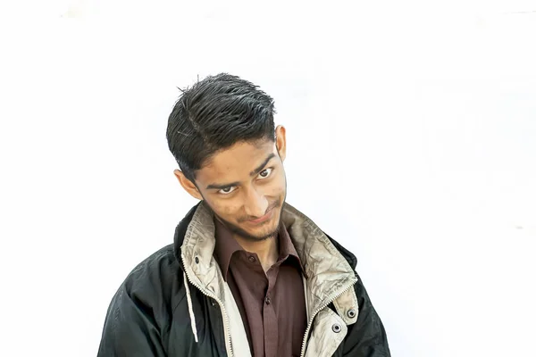 Kahverengi Renkli Gömlek Giyen Genç Bir Sakal Adam Portre Çekimi — Stok fotoğraf