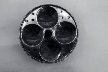 Yakın çelik vapur veya idli üreticisi kavak Hint ve Asya çerez yani Idli, Khman dokla vb yapmak için kullanılan beyaz izole.