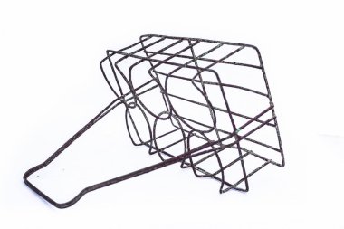 Hasarlı metal kap beyaz arkaplanda izole edildi