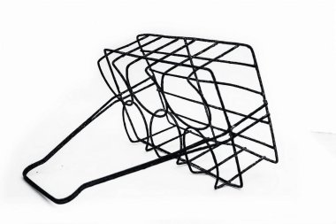 Hasarlı metal kap beyaz arkaplanda izole edildi