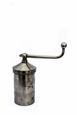 Yakın geleneksel Hint Asya Sev veya Murukku veya Murukkhu veya Manuel makarna veya pirinç beyaz izole yerli noddle üreticisi.