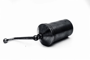 Yakın geleneksel Hint Asya Sev veya Murukku veya Murukkhu veya Manuel makarna veya pirinç beyaz izole yerli noddle üreticisi.