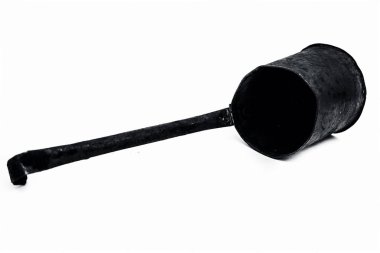 Siyah renkli metal sıvı ölçme iç sürahi veya fincan beyaz izole yakın.