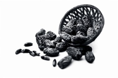 Ham kurutulmuş hurma veya kharek veya sukhi khajoor veya Phoenix dactylifera bir engel beyaz izole çekim kapatın.