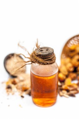 Çiğ organik kurutulmuş hurma onun çıkarılan yağ ve yaygın aromalı içecekler hemen hemen tüm Asya'da kullanılan beyaz izole bir kil kase tozu ile bir sepet içinde.