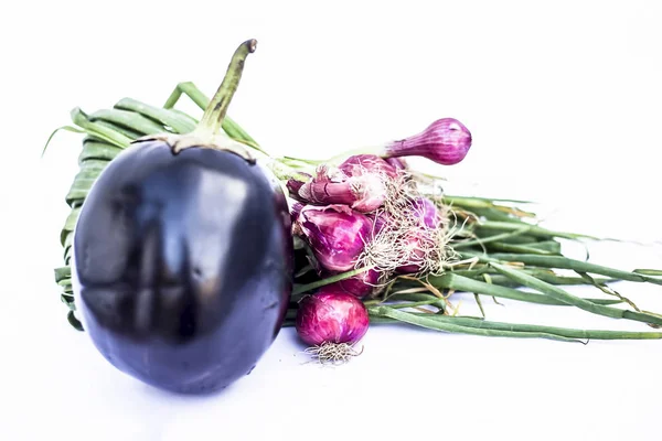 Patlıcan Taze Taze Soğan Beyaz Izole Yakın — Stok fotoğraf