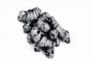 Yakın popüler Hint & Asya ham organik bitki veya ayurvedik bitki beyaz yani amba haldi veya Mango zencefil veya beyaz zencefil veya Curcuma amada izole.