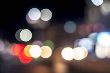 Gün batımında trafik ışıkları bokeh arka plan yakın.