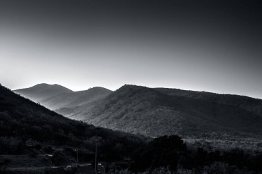 Manzara çekim veya üzerinde güneş ışığı ve yetenek ile sabahın erken saatlerinde dağların görünümü.