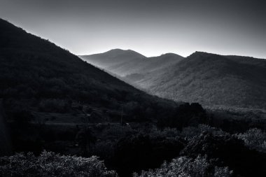 Manzara çekim veya üzerinde güneş ışığı ve yetenek ile sabahın erken saatlerinde dağların görünümü.