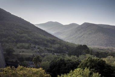 Manzara çekim veya üzerinde güneş ışığı ve yetenek ile sabahın erken saatlerinde dağların görünümü.