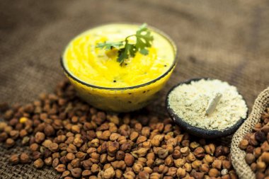 Ham cickpeas ve besan ile kadhi veya Karhi ve kichdi yani kahverengi renkli yüzey üzerinde popüler Hint & Asya öğle yemeği yakın.