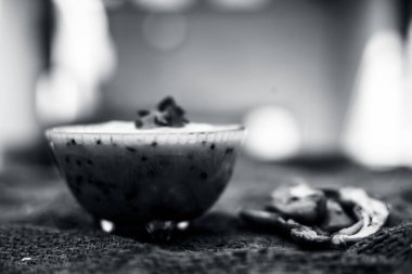 Kahverengi renkli yüzeyde popüler Hint & Asya öğle yemeği yakın yani Kadhi çeşitli sebze ve unlardan oluşan kalın bir sos. Chawal veya kichdi ile tüketmek için kullanılır.