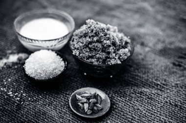 Popüler Hint & Asya tatlı yemeği yani Malida veya churma na ladu veya moti chur na ladu'nun yakın çekimini, kuru meyveler de dahil olmak üzere tüm ingredeints ile kahverengi yüzeyüzerinde bir kapta.;