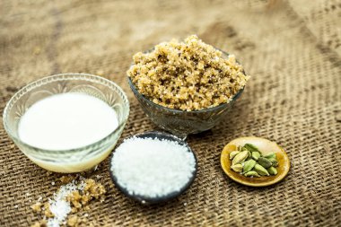 Popüler Hint & Asya tatlı yemeği yani Malida veya churma na ladu veya moti chur na ladu'nun yakın çekimini, kuru meyveler de dahil olmak üzere tüm ingredeints ile kahverengi yüzeyüzerinde bir kapta.;