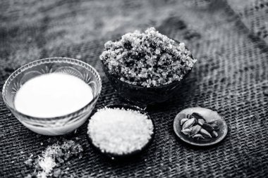 Popüler Hint & Asya tatlı yemeği yani Malida veya churma na ladu veya moti chur na ladu'nun yakın çekimini, kuru meyveler de dahil olmak üzere tüm ingredeints ile kahverengi yüzeyüzerinde bir kapta.;