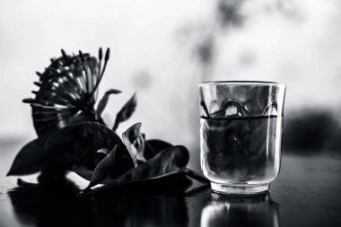 Kırmızı renkli pentas çiçek veya Mısır Star Çiçek veya yasemin şeffaf bir cam kase içinde çıkarılan su ile ahşap yüzeyüzerinde yakın.