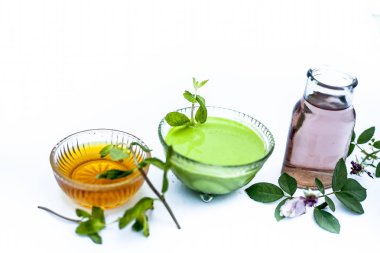 Nane veya mentha veya phudina yüz paketi beyaz yani nane izole hamur iyi akne, sivilce kaldırmak için tüm ham maddeler ile cam kase içinde gül suyu ve bal ile karışık hamur bırakır.