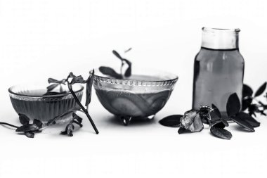 Nane veya mentha veya phudina yüz paketi beyaz yani nane izole hamur iyi akne, sivilce kaldırmak için tüm ham maddeler ile cam kase içinde gül suyu ve bal ile karışık hamur bırakır.