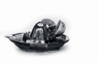 Mavi renkli cam sıkacağı beyaz üzerinde izole bazı limon suyu ile birlikte çıkarılan.