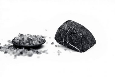 Malzemeler hindistan cevizi ile birlikte gon katira veya yenilebilir sakız beyaz izole çeşitli ayruvedik ilaçlar yapmak için.