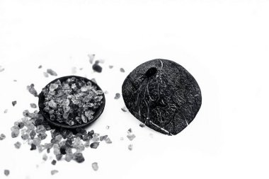 Malzemeler hindistan cevizi ile birlikte gon katira veya yenilebilir sakız beyaz izole çeşitli ayruvedik ilaçlar yapmak için.