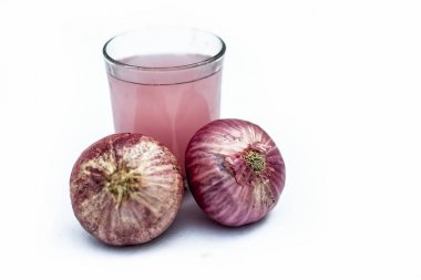 Taze organik bitkisel ayıklanmış Soğan suyu kadar çiğ soğan veya Allium cepa beyaz izole ile bir bardak.
