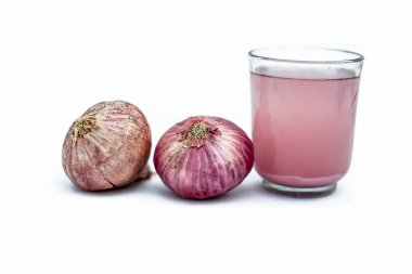 Taze organik bitkisel ayıklanmış Soğan suyu kadar çiğ soğan veya Allium cepa beyaz izole ile bir bardak.
