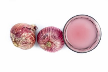 Taze organik bitkisel ayıklanmış Soğan suyu kadar çiğ soğan veya Allium cepa beyaz izole ile bir bardak.