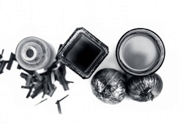 Besleyici ve saç izole yani soğan suyu iyi farklı kaplarda tüm ham maddeler ile cam bir kapta çay ağacı yağı ile karışık için doğal tedavi yakın.