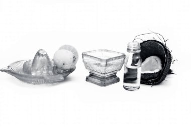 En iyi ev çare beyaz yani hindistan cevizi yağı iyi tüm ham maddeler ile cam bir kapta limon suyu ile karışık izole prematüre grileri azaltmak için.