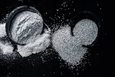 Haşhaş tohumu veya khus veya afyon haşhaş veya ekmek tohumu haşhaş bir kil kase içinde toz dolu ahşap yüzeyüzerinde kil kase kapatın.