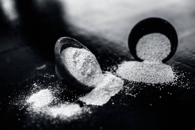 Haşhaş tohumu veya khus veya afyon haşhaş veya ekmek tohumu haşhaş bir kil kase içinde toz dolu ahşap yüzeyüzerinde kil kase kapatın.