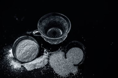 Haşhaş tohumu veya khus veya afyon haşhaş veya ekmek tohumu haşhaş onun çıkarılan bitkisel ve organik artı yararlı detoksifiye içecek veya çay şeffaf bir cam bardak ile dolu ahşap yüzeyüzerinde Kil kase.