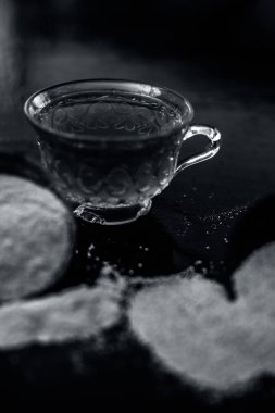 Haşhaş tohumu veya khus veya afyon haşhaş veya ekmek tohumu haşhaş onun çıkarılan bitkisel ve organik artı yararlı detoksifiye içecek veya çay şeffaf bir cam bardak ile dolu ahşap yüzeyüzerinde Kil kase.