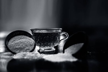 Haşhaş tohumu veya khus veya afyon haşhaş veya ekmek tohumu haşhaş onun çıkarılan bitkisel ve organik artı yararlı detoksifiye içecek veya çay şeffaf bir cam bardak ile dolu ahşap yüzeyüzerinde Kil kase.