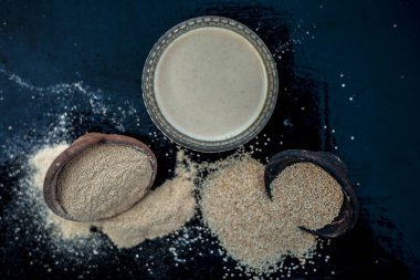 Masanın üzerine malzemeler dökülmüş yüz maskesi.