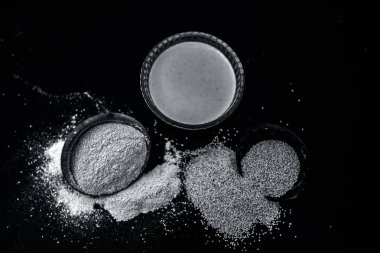 Masanın üzerine malzemeler dökülmüş yüz maskesi.