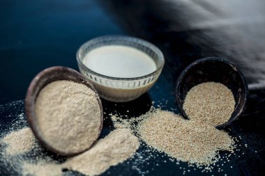 Masanın üzerine malzemeler dökülmüş yüz maskesi.