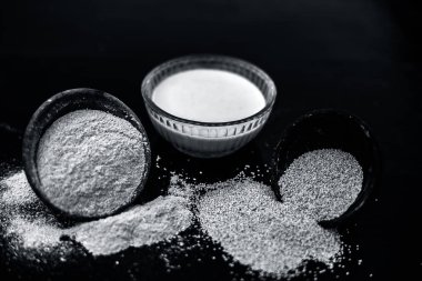 Masanın üzerine malzemeler dökülmüş yüz maskesi.