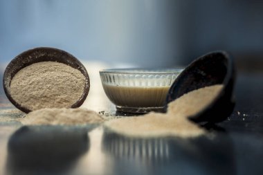 Haşhaş tohumu veya khus veya afyon haşhaş veya ekmek tohumu haşhaş onun çıkarılan bitkisel ve organik artı yararlı hamur veya kalın tentür ile cam bir kase içinde dolu ahşap yüzeyüzerinde Kil kase.