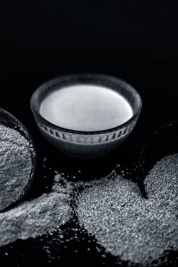 Haşhaş tohumu veya khus veya afyon haşhaş veya ekmek tohumu haşhaş onun çıkarılan bitkisel ve organik artı yararlı hamur veya kalın tentür ile cam bir kase içinde dolu ahşap yüzeyüzerinde Kil kase.