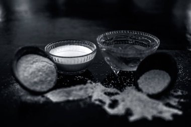 Haşhaş tohumu veya khus veya afyon haşhaş veya ekmek tohumu haşhaş ile çıkarılan bitkisel ve organik artı yararlı hamur veya bal ile cam bir kase kalın tentür dolu ahşap yüzeyüzerinde Kil kase.