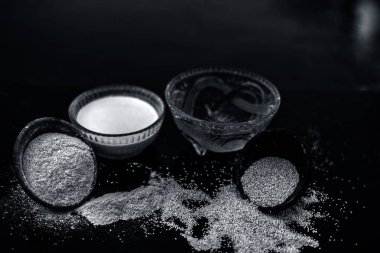 Haşhaş tohumu veya khus veya afyon haşhaş veya ekmek tohumu haşhaş ile çıkarılan bitkisel ve organik artı yararlı hamur veya bal ile cam bir kase kalın tentür dolu ahşap yüzeyüzerinde Kil kase.