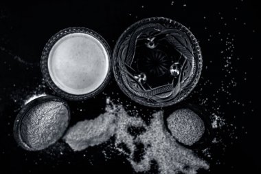Haşhaş tohumu veya khus veya afyon haşhaş veya ekmek tohumu haşhaş ile çıkarılan bitkisel ve organik artı yararlı hamur veya bal ile cam bir kase kalın tentür dolu ahşap yüzeyüzerinde Kil kase.