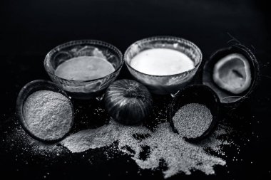 Ev kuru öksürük ve kuru öksürük ve kuru ahşap yüzey yani haşhaş tohumu veya khus khus iyi soğan hamuru ve hindistan cevizi sütü ile karışık tedavi etmek için remdey. Ahşap yüzeydeki tüm malzemeler.