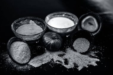 Ev kuru öksürük ve kuru öksürük ve kuru ahşap yüzey yani haşhaş tohumu veya khus khus iyi soğan hamuru ve hindistan cevizi sütü ile karışık tedavi etmek için remdey. Ahşap yüzeydeki tüm malzemeler.