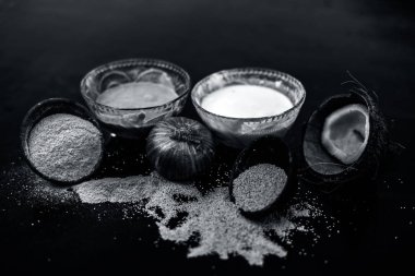 Ev kuru öksürük ve kuru öksürük ve kuru ahşap yüzey yani haşhaş tohumu veya khus khus iyi soğan hamuru ve hindistan cevizi sütü ile karışık tedavi etmek için remdey. Ahşap yüzeydeki tüm malzemeler.